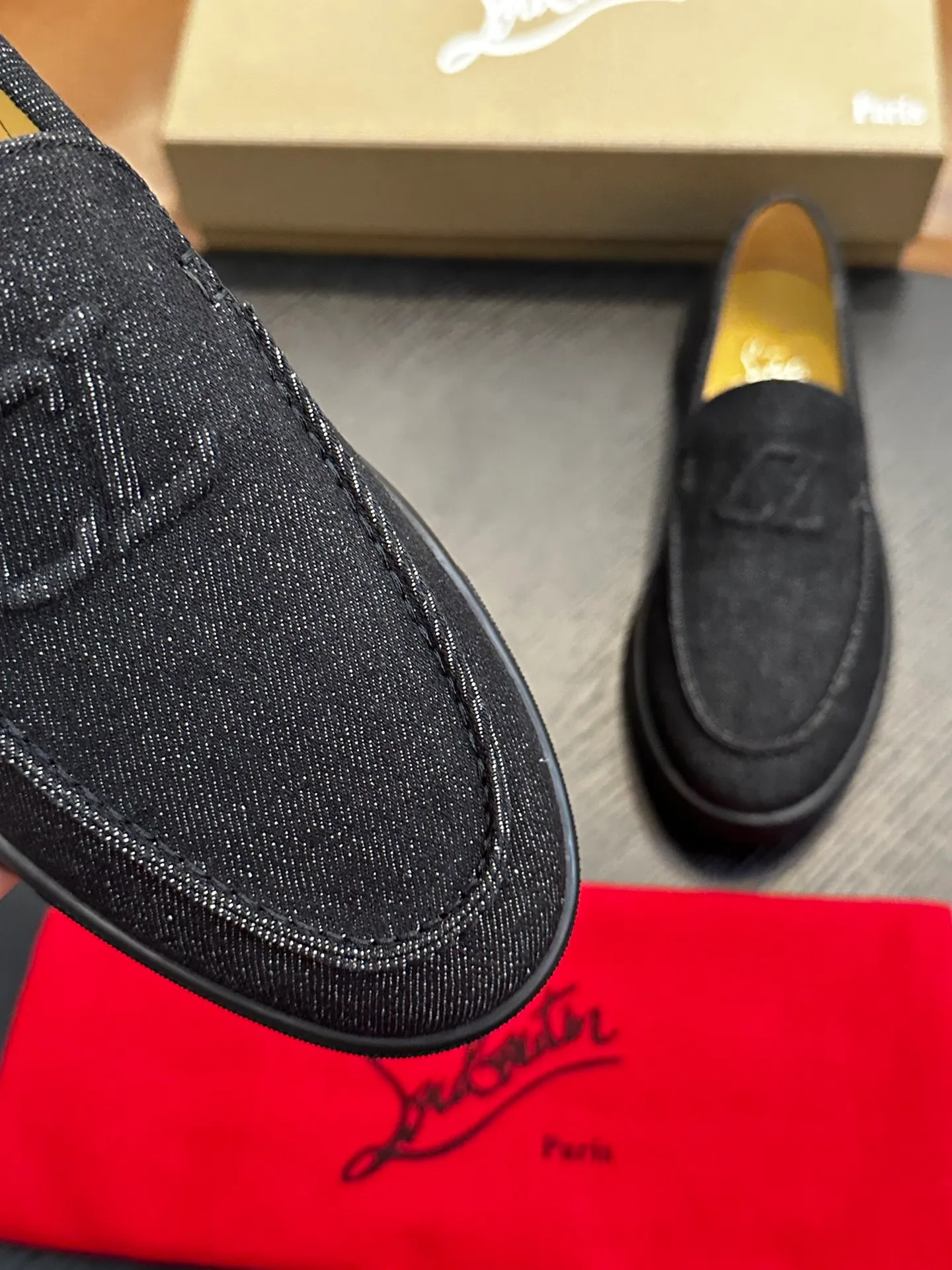 P760💰Christian Louboutin (red-soled shoes) Italian men’s casual sneakers are shipped! Each pair of shoes from this Italian handmade shoe brand has a simple and classic design, which is very comfortable and versatile! The upper fabric of this shoe is made of imported cowhide, with high-end and comfortable cowhide lining! The outsole is made of original rubber bottom sheets and is lined with cowhide! Brand-specific molded footbed, exclusive private mold control! Original box packaging, with shoe storage bag! 39 40 41 42 43 44 (38 45 46 customized)